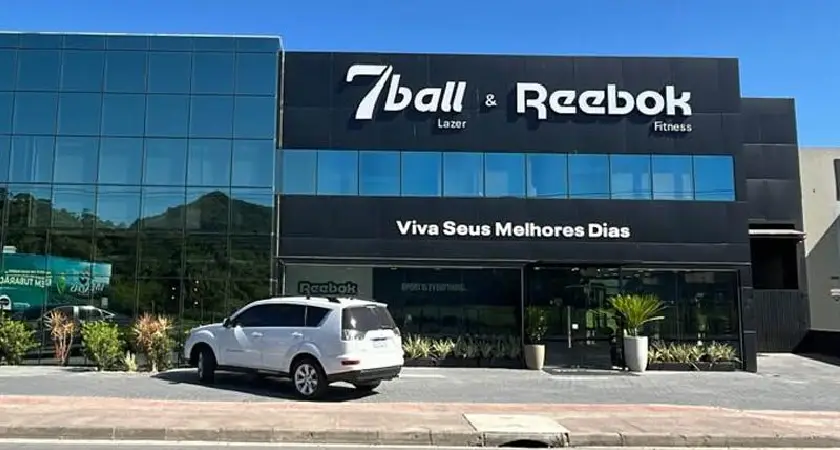 Fachada da unidade 7Ball e Reebok Fitness