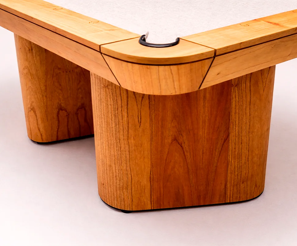 Detalhe de mesa 7Ball em madeira natural